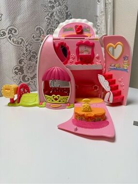 Vintage Hasbro 2006 My Little Pony Ponyville Purse Playhouse. No accessories.
